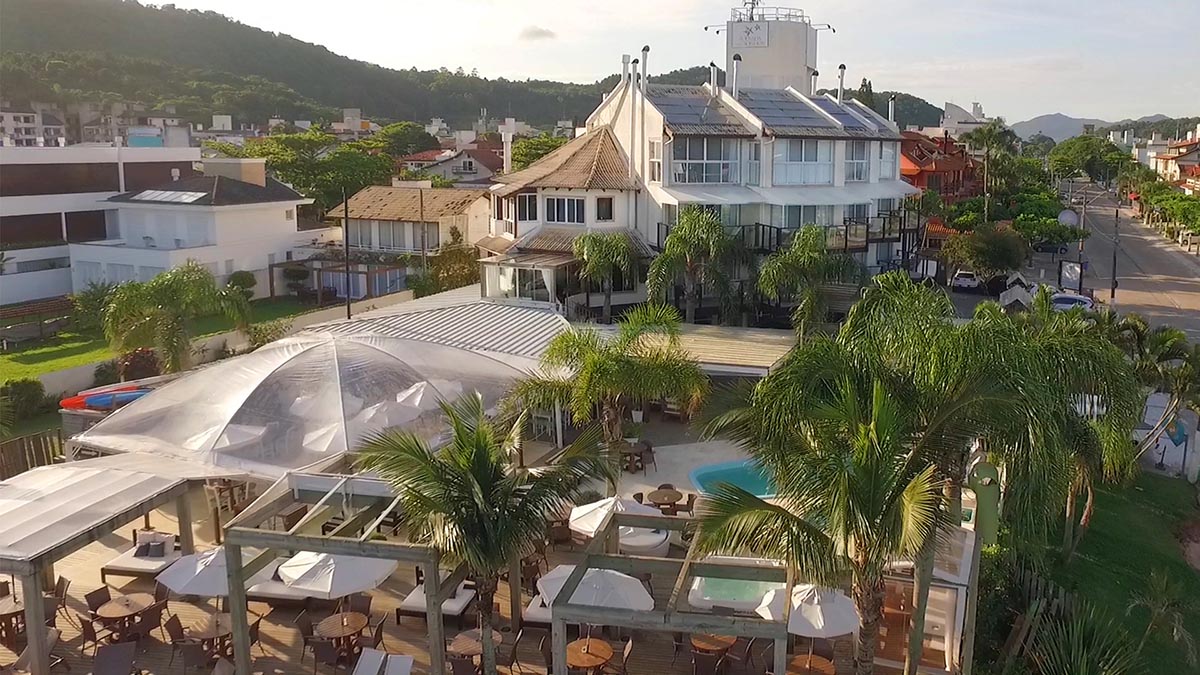 Taças de champagne com garrafa ao gelo sobre o deque frente mar da Pousada dos Sonhos em Jurerê